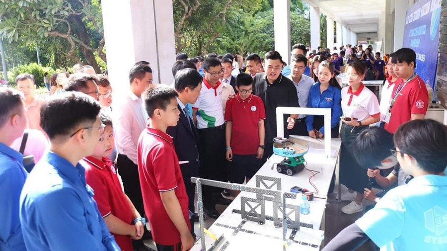 Học sinh Trường THCS Trần Duy Hưng (Cầu Giấy, Hà Nội) tham gia thi Sáng tạo robot tại Ngày hội STEM quốc gia năm 2024 tại Đại học Bách khoa Hà Nội. Ảnh: NTCC