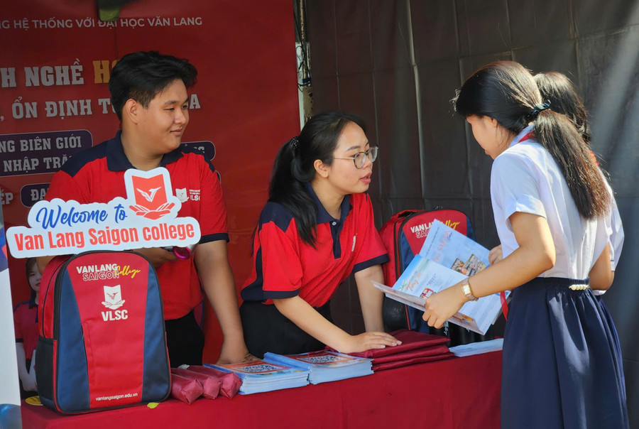 Học sinh THCS, THPT tham gia các chương trình định hướng nghề nghiệp để xác định nhu cầu học tập trong nước hoặc nước ngoài. Ảnh: L.N