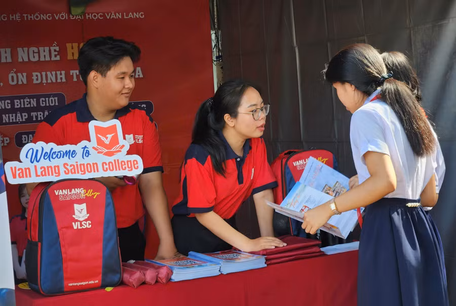 Học sinh THCS, THPT tham gia các chương trình định hướng nghề nghiệp để xác định nhu cầu học tập trong nước hoặc nước ngoài. Ảnh: L.N