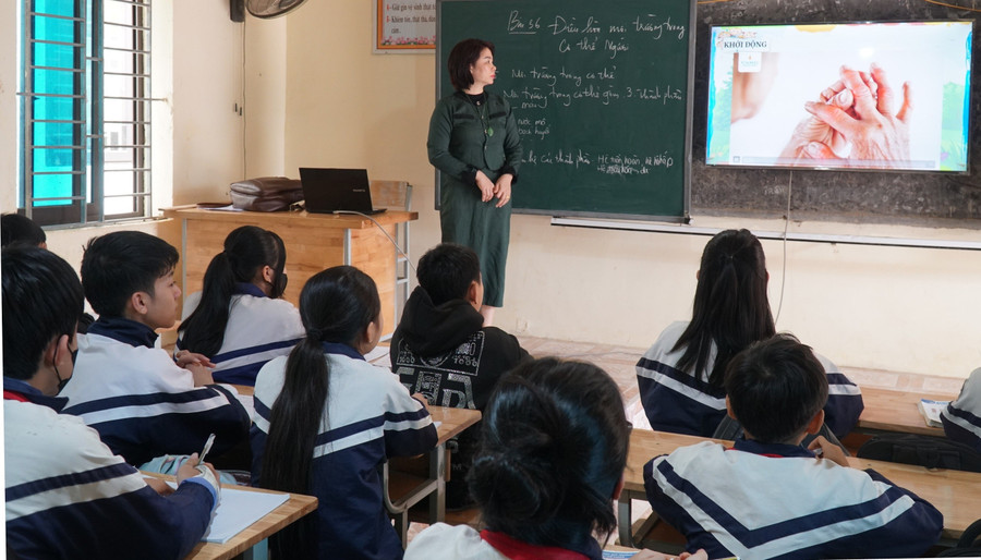 Giờ học của cô, trò Trường THCS Dũng Hợp, xã Nghĩa Dũng (Tân Kỳ, Nghệ An). Ảnh: Hồ Lài