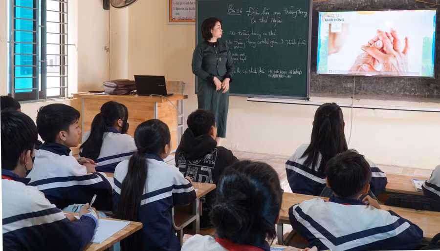 Giờ học của cô, trò Trường THCS Dũng Hợp, xã Nghĩa Dũng (Tân Kỳ, Nghệ An). Ảnh: Hồ Lài