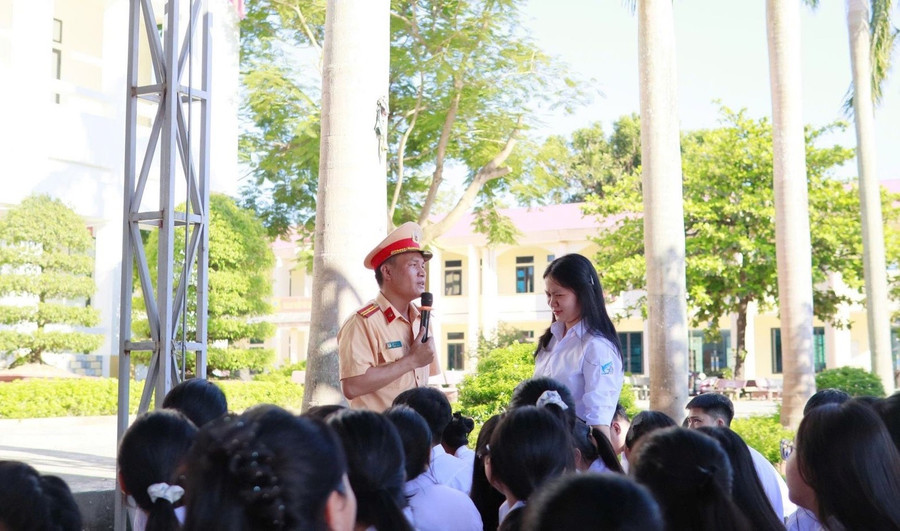 Học sinh Trường THPT Kỳ Anh (phường Sông Trí) tìm hiểu Luật An ninh mạng. giao-duc-phap-luat-trong-truong-hoc-2.jpg