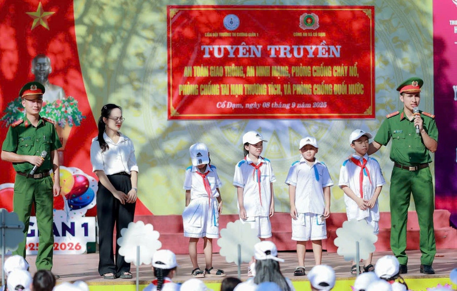 Trường Tiểu học Cương Gián 1 (xã Cổ Đạm) phối hợp công an xã Cổ Đạm tuyên truyền giáo dục pháp luật cho học sinh.