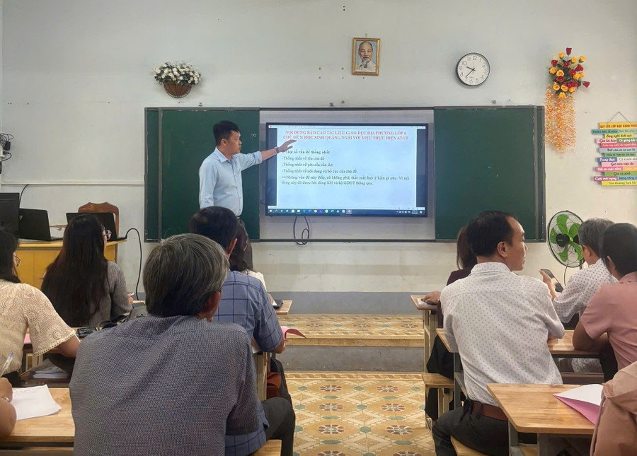 Giáo viên Quảng Ngãi tập huấn chương trình giáo dục địa phương sau sáp nhập. Ảnh: Dung Nguyễn day-hoc-giao-duc-dia-phuong-sau-sap-nhap-3.jpg