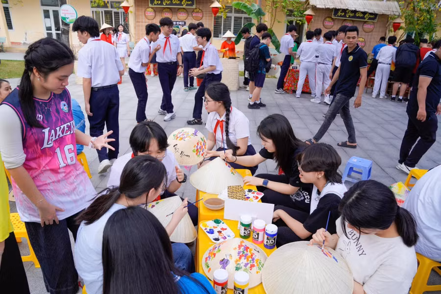 Học sinh Trường THCS Nguyễn Huệ (Đà Nẵng) tái hiện một số không gian văn hóa đặc trưng vùng miền trong hoạt động giao lưu với học sinh thành phố Uiwang (Gyeonggi, Hàn Quốc). Ảnh: PV 