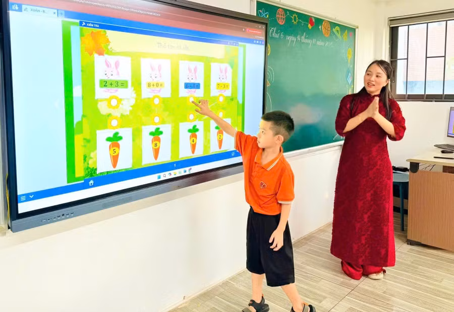 Học sinh tham gia tương tác bài học trên bảng.