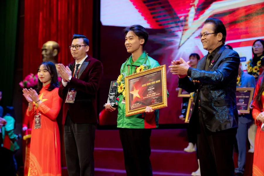 Nguyễn Hữu Đầy nhận giải thưởng Tuổi trẻ cống hiến vì cộng đồng năm 2023 tại Thủ đô Hà Nội.