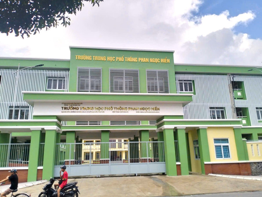 Trường THPT Phan Ngọc Hiển (Cà Mau) được đầu tư với kinh phí hơn 70 tỷ đồng chuẩn bị đưa vào sử dụng trong năm học mới. Ảnh: QM gap-rut-chuan-bi-don-nam-hoc-moi-2.jpg