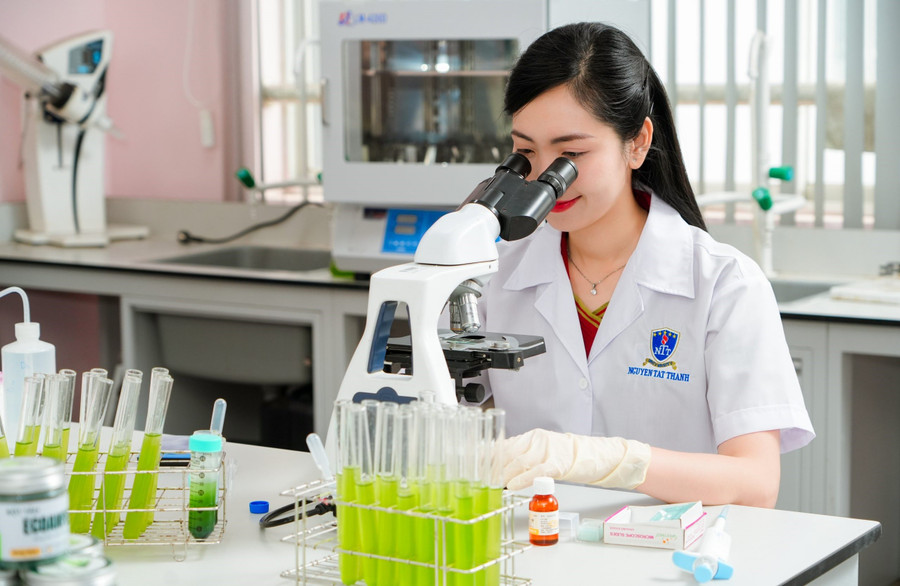 Sinh viên Trường Đại học Nguyễn Tất Thành trong giờ thực hành. Ảnh: NTTU