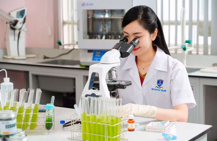 Sinh viên Trường Đại học Nguyễn Tất Thành trong giờ thực hành. Ảnh: NTTU