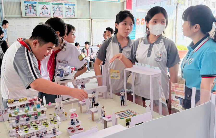 Trường THCS Huỳnh Tấn Phát học tập, trải nghiệm thực tế tại Trường Trung cấp Kinh tế - Kỹ thuật Nguyễn Hữu Cảnh. Ảnh: NTCC