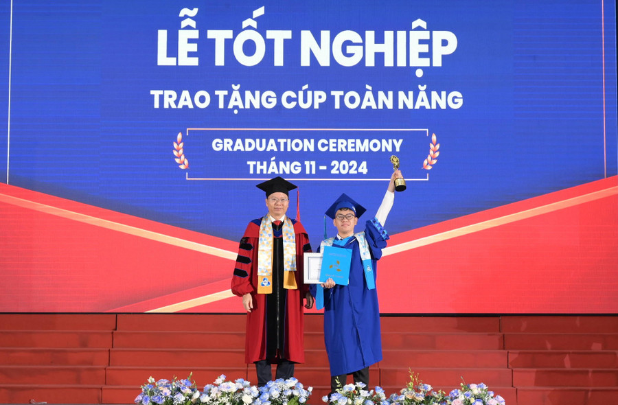 tan-cu-nhan-dat-hoc-bong-tien-si-2.jpg