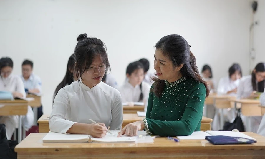Để học sinh thấm nhuần bài học về hiếu thảo, giáo viên không nên dừng lại ở những lời giảng khô khan, mà cần gắn liền với thực tế, cảm xúc. Ảnh: Xuân Phú