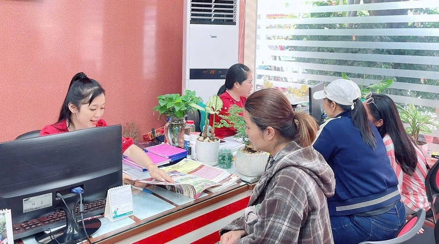 Nhân viên Trường THCS - THPT Hồng Hà tư vấn cho học sinh về chương trình lớp 10 tại trường. Ảnh: NTCC truong-tu-truong-nghe-chat-vat-tuyen-sinh-2.jpg