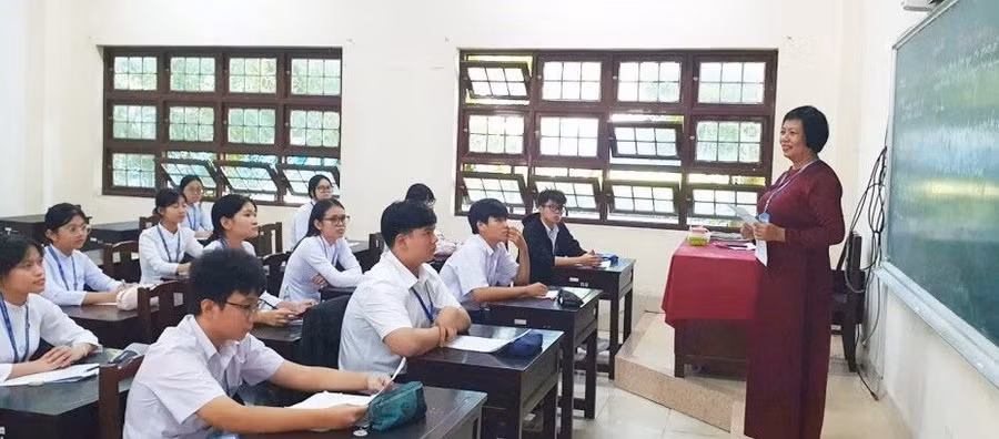 Học sinh lớp 12 Trường THPT chuyên Tiền Giang trong giờ học. Ảnh: Đ.P