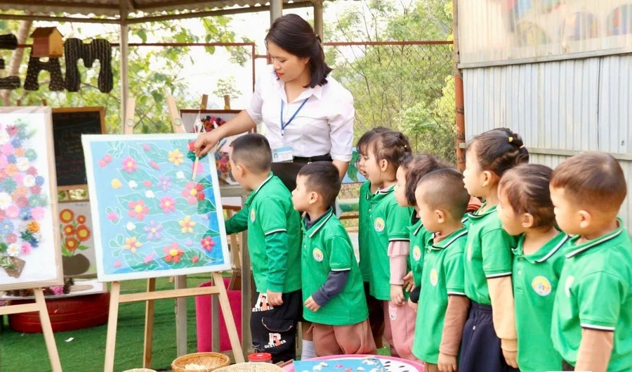 Giáo viên Trường Mầm non Võ Thị Sáu (xã Chiềng Pha, huyện Thuận Châu) thực hiện gắn tranh từ phế liệu.