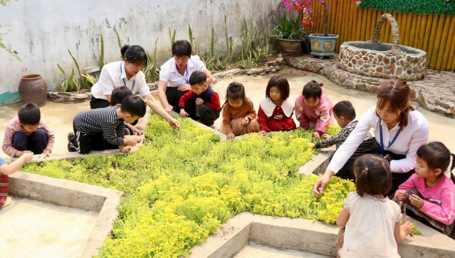Học sinh Trường Mầm non Thủy Tiên (xã Phổng Lái, huyện Thuận Châu) trải nghiệm chăm sóc cây xanh. bao-ve-moi-truong-tu-hanh-dong-nho-3.jpg