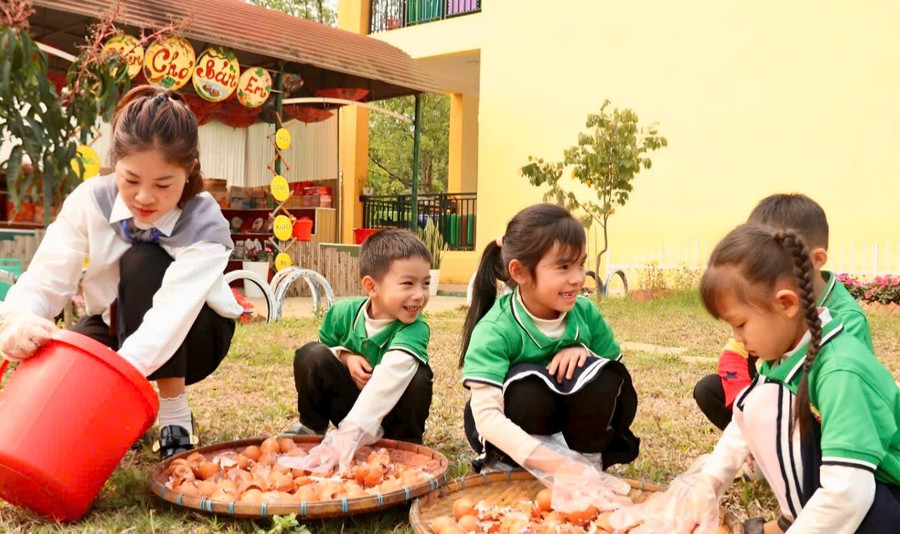 Cô Lò Thị Bạn hướng dẫn học sinh làm phân bón hữu cơ từ rác thải nhà bếp. bao-ve-moi-truong-tu-hanh-dong-nho-1.jpg