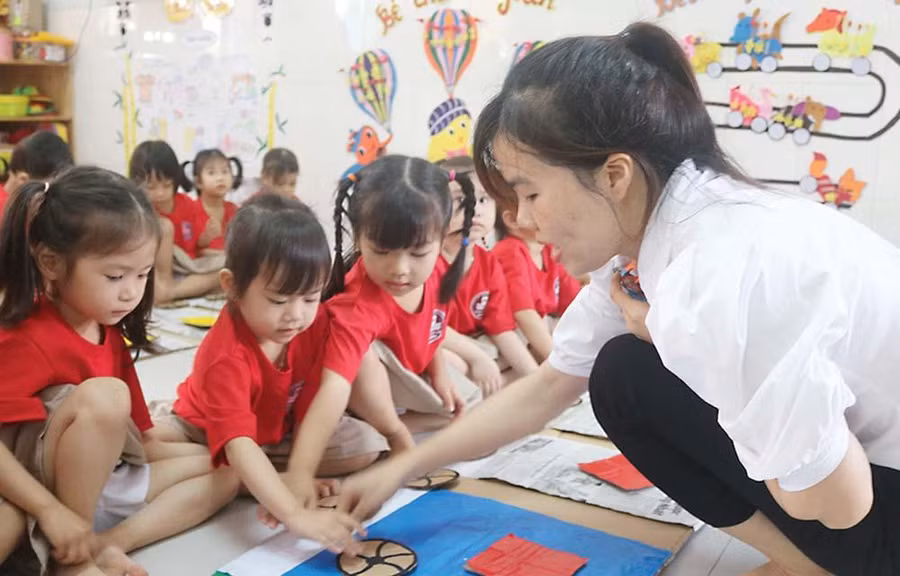 Cô và trò Trường Mầm non Hoa Hồng, TP Quảng Ngãi. Ảnh minh họa: ITN