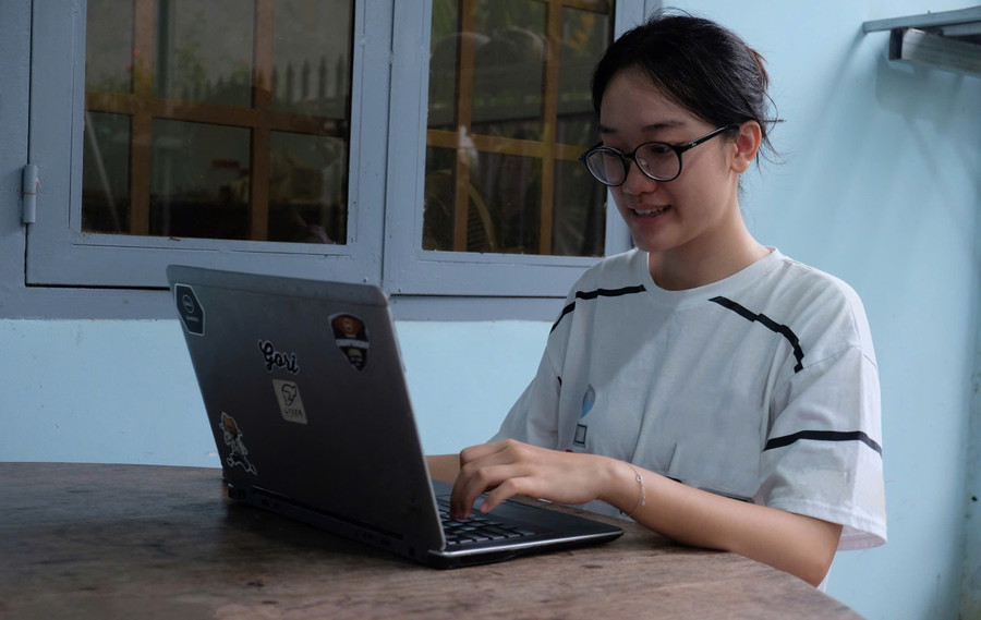 Nguyễn Thảo Linh, học sinh Trường THPT Thống Nhất A (xã Trảng Bom, Đồng Nai) đăng ký xét tuyển trên hệ thống chung của Bộ GD&ĐT. Ảnh: M.Tùng no-luc-chuan-hoa-quy-trinh-tuyen-sinh2.jpg