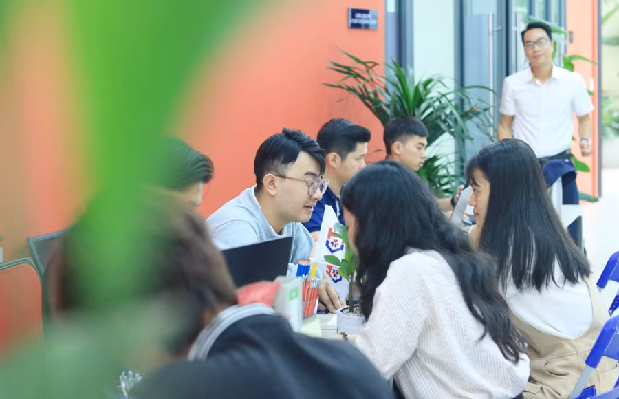 Thí sinh tìm hiểu thông tin tuyển sinh tại Trường Đại học Hùng Vương TP Hồ Chí Minh. Ảnh: DHV