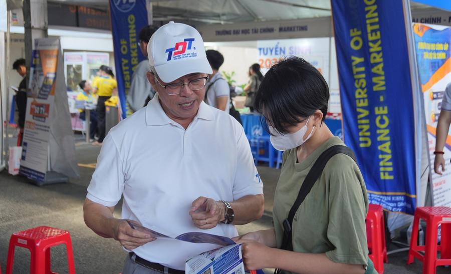 Thí sinh tại ngày hội lựa chọn nguyện vọng xét tuyển đại học năm 2025, diễn ra tại TP Hồ Chí Minh. Ảnh: M.Tùng no-luc-chuan-hoa-quy-trinh-tuyen-sinh1.jpg