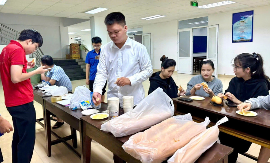 Khoảng 100 sinh viên Trường Đại học Sư phạm - Đại học Huế được Đội phản ứng nhanh hỗ trợ chỗ ở, ăn uống tại trường trong đợt lũ ngày 27 - 28/10/2025. Ảnh: Hoàng Hải