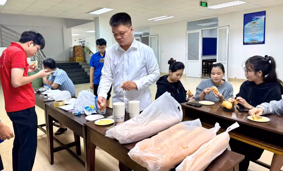 Khoảng 100 sinh viên Trường Đại học Sư phạm - Đại học Huế được Đội phản ứng nhanh hỗ trợ chỗ ở, ăn uống tại trường trong đợt lũ ngày 27 - 28/10/2025. Ảnh: Hoàng Hải