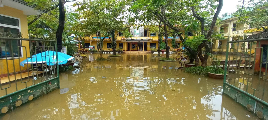 Một cơ sở cũ của Trường THPT Bùi Dục Tài (xã Nam Hải Lăng) bị ngập nước toàn bộ sân trường. Ảnh: Đăng Đức truong-hoc-mien-trung-ung-pho-bao-lu-3.jpg