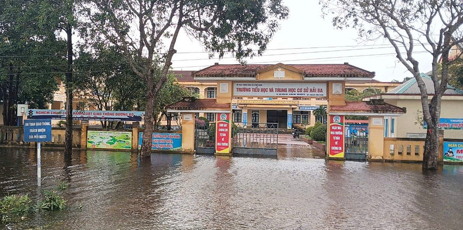Nước dâng tại Trường Tiểu học &THCS Hải Ba (xã Vĩnh Định) buộc nhà trường cho học sinh nghỉ học. Ảnh: Hoàng Dũng truong-hoc-mien-trung-ung-pho-bao-lu-2.jpg