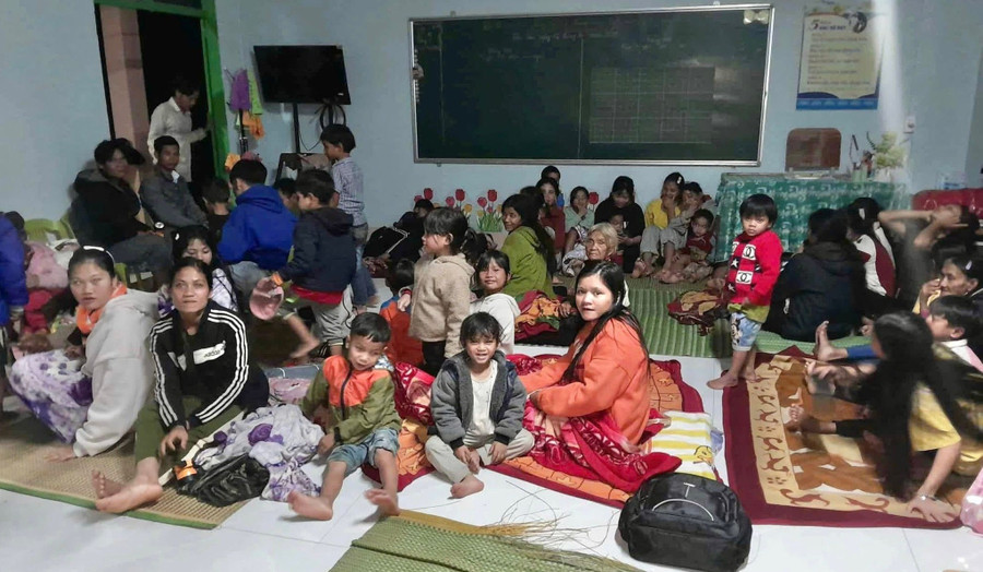 Người dân đến tạm trú tại điểm trường Lăng Lương trong những ngày mưa lũ để tránh sạt lở. Ảnh: Trà Thu truong-hoc-mien-trung-ung-pho-bao-lu-4.jpg