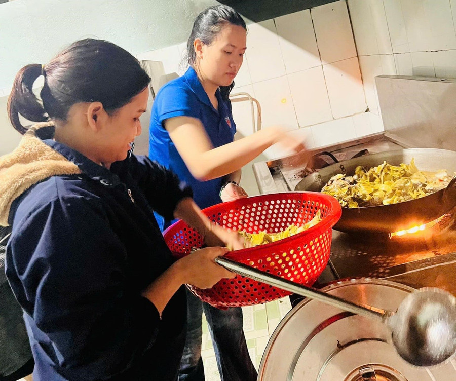 Người dân sử dụng nhà bếp của Trường Phổ thông Dân tộc bán trú THCS Võ Nguyên Giáp để tổ chức nấu ăn tập thể trong những ngày tạm trú tại trường. Ảnh: NTCC truong-hoc-mien-trung-ung-pho-bao-lu-1.jpg