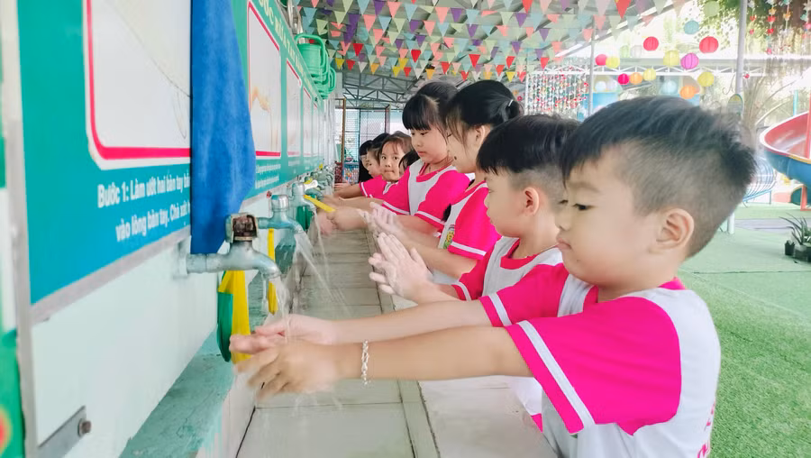 Học sinh Trường Mầm non Nắng Hồng (phường Hòa Thành, Cà Mau) được hướng dẫn rửa tay sau khi đi vệ sinh. Ảnh: QM