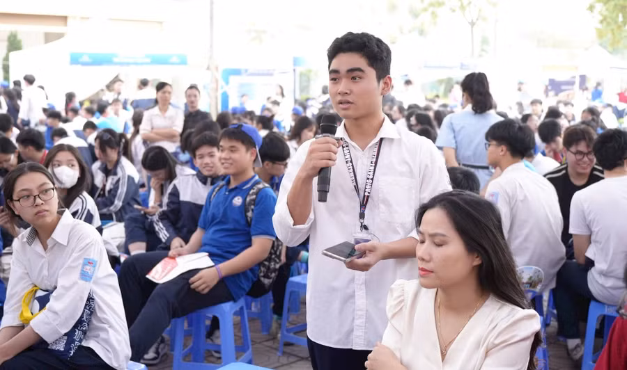 Học sinh THPT tại Hà Nội tham dự chương trình “Đối thoại, tư vấn, hướng nghiệp năm 2025”. Ảnh: ITN