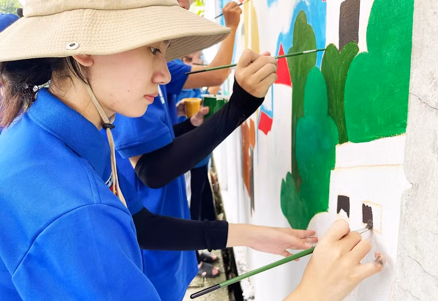 Sinh viên Trường Đại học Lâm nghiệp tham gia chiến dịch tình nguyện Mùa Hè xanh. Ảnh: NTCC