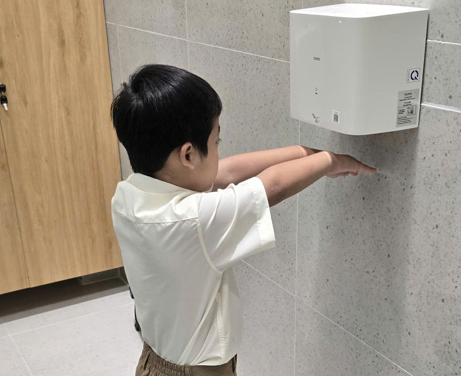 Tất cả các nhà vệ sinh Trường THPT Nam Sài Gòn đều được trang bị máy làm khô. Ảnh: NTCC khoac-ao-moi-cho-nha-ve-sinh-trong-truong-hoc-1.jpg