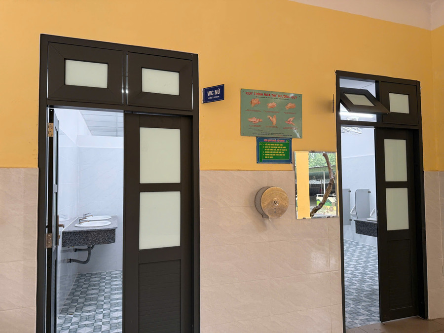 Khu vực cửa ra vào nhà vệ sinh của Trường THCS Lương Định Của là hướng dẫn quy trình rửa tay, nội quy sử dụng nhà vệ sinh. Ảnh: NTCC khoac-ao-moi-cho-nha-ve-sinh-trong-truong-hoc-3.jpg