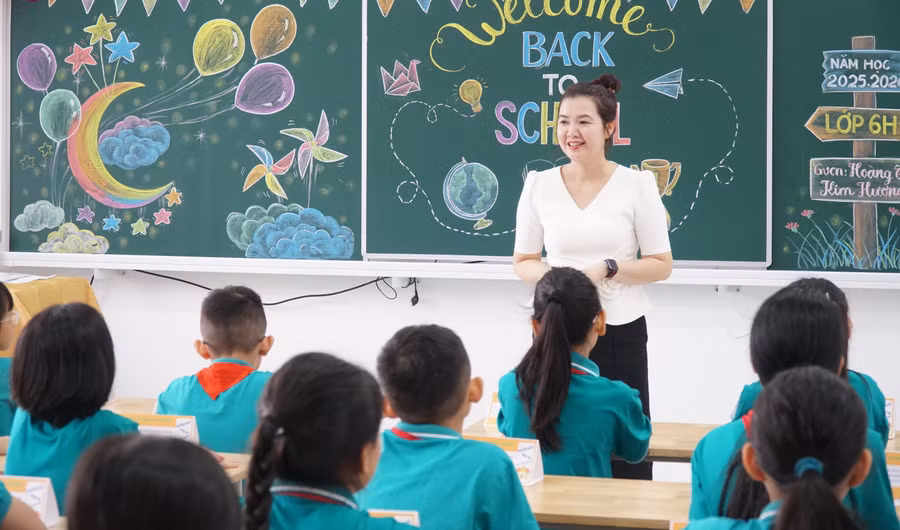 Cô trò Trường THCS Hưng Bình (Thành Vinh, Nghệ An).