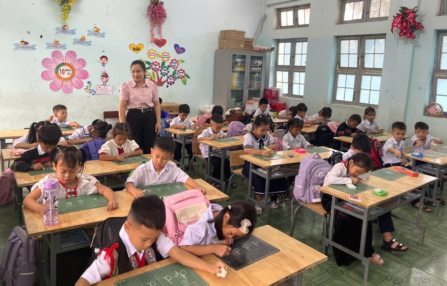 Cô trò Trường Tiểu học Bế Văn Đàn (Pờ Y, Quảng Ngãi). Ảnh: Dung Nguyễn khai-giang-truc-tuyen-2.jpg