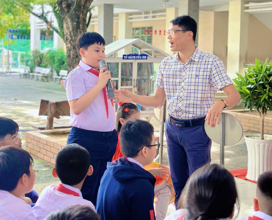 Học sinh lớp 6, Trường THCS Nguyễn Bỉnh Khiêm giao lưu với chuyên gia trong chuyên đề sinh hoạt đầu năm học. Ảnh: NTCC vao-guong-hoc-tap-1.jpg