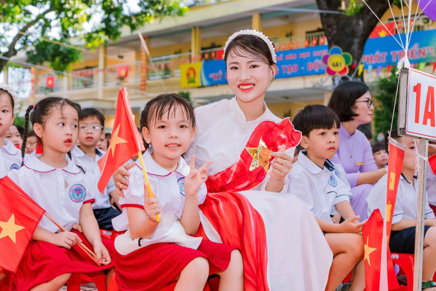 Cô và trò Trường Tiểu học Yên Nghĩa (Yên Nghĩa, Hà Nội) trong giờ sinh hoạt dưới cờ. Ảnh: Đình Tuệ