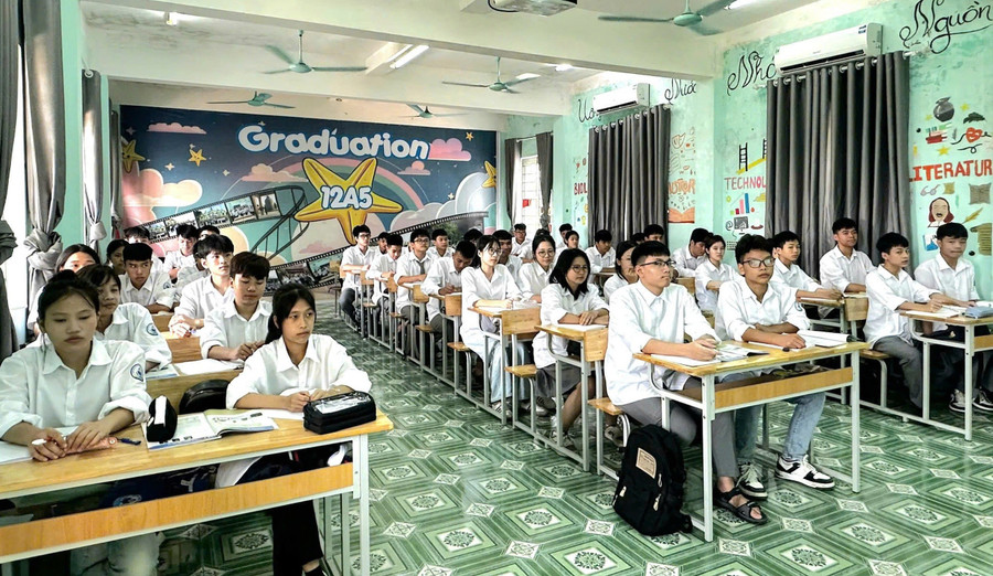 Học sinh Trường THPT Kim Ngọc, tỉnh Phú Thọ trong giờ học trên lớp sáng 8/9. Ảnh: NTCC vao-guong-hoc-tap-3.jpg