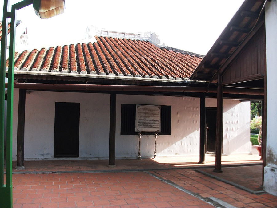 Đền thờ Nguyễn Thông trong khuôn viên trường Dục Thanh, Phan Thiết. Ảnh: ITN. vi-cu-nhan-trieu-nguyen-ca-doi-gan-bo-voi-giao-duc-1.jpg