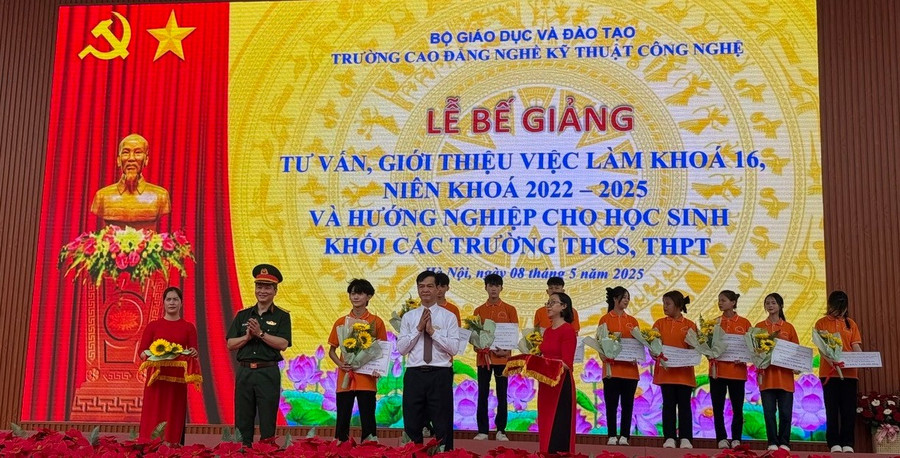 Ông Đặng An Bình (thứ ba từ trái sang) - Hiệu trưởng Trường Cao đẳng nghề Kỹ thuật Công nghệ cùng các đơn vị tham gia tư vấn, giới thiệu việc làm cho sinh viên. Ảnh: NTCC truong-cao-dang-nghe-1.jpg