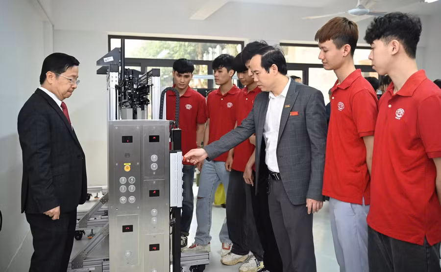 TS Lê Danh Quang (thứ ba từ phải sang) - Phó Hiệu trưởng Trường Cao đẳng Công nghệ cao Hà Nội cùng sinh viên tham quan doanh nghiệp liên kết. Ảnh: NTCC