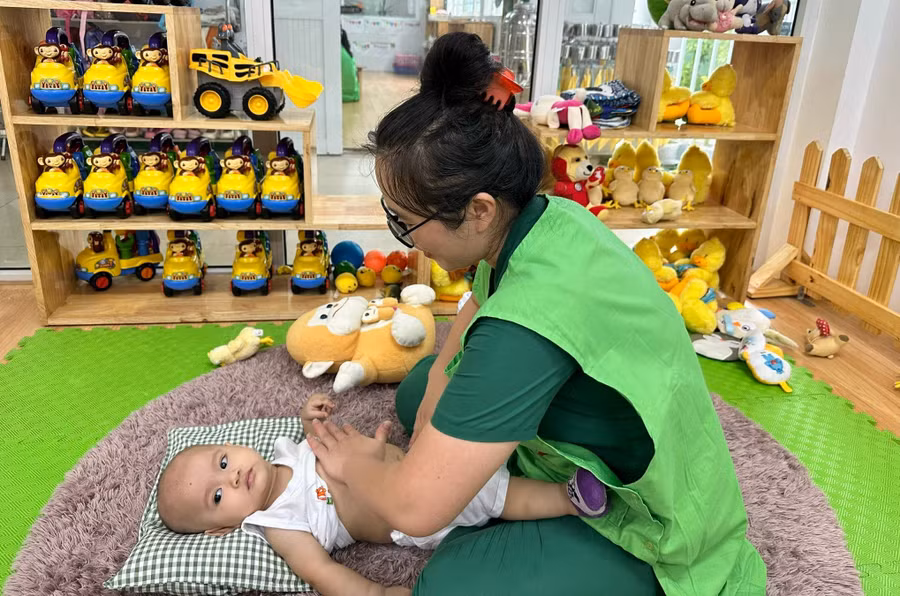 Cô giáo thực hiện massage cho trẻ tại Trường Mầm non Ngọc Lan (quận Hải Châu, TP Đà Nẵng). Ảnh: Ánh Ngọc