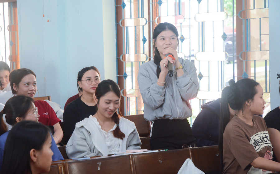 Sinh viên Trường Cao đẳng Thương mại tìm hiểu thông tin về doanh nghiệp tại workshop Thực tập là một cơ hội nghề nghiệp. Ảnh: NTCC