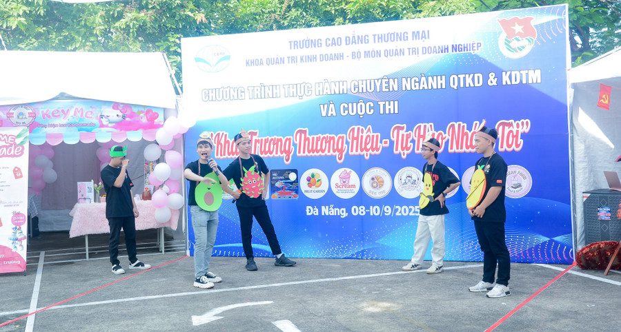 Sinh viên Trường Cao đẳng Thương mại (Đà Nẵng) thực hành các kiến thức nghề nghiệp qua Tuần lễ kinh doanh cùng sinh viên ngành Quản trị kinh doanh & Kinh doanh thương mại. Ảnh: NTCC truong-nghe-chuan-bi-dau-ra-cho-sinh-vien-2.jpg