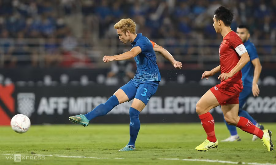 Trận Việt Nam (bên phải) thua Thái Lan 0-1 trong trận chung kết lượt về AFF Cup 2022. Ảnh minh họa: INT.