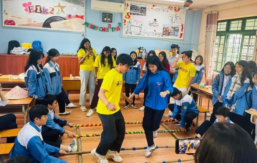 Giao lưu, gặp gỡ giữa giáo viên, học sinh Trường THPT chuyên Lào Cai và giáo viên, học sinh Trường Victoria (Singapore). Ảnh: NTCC co-can-sach-giao-khoa-song-ngu-2.jpg